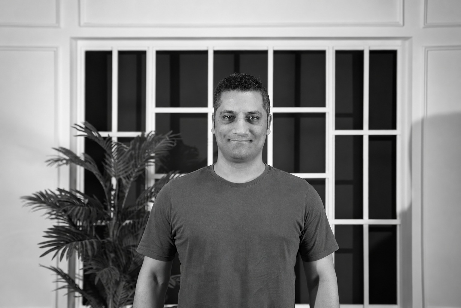 Black and white portrait of Li Jian, an Egyptian Chinese-speaking guide
